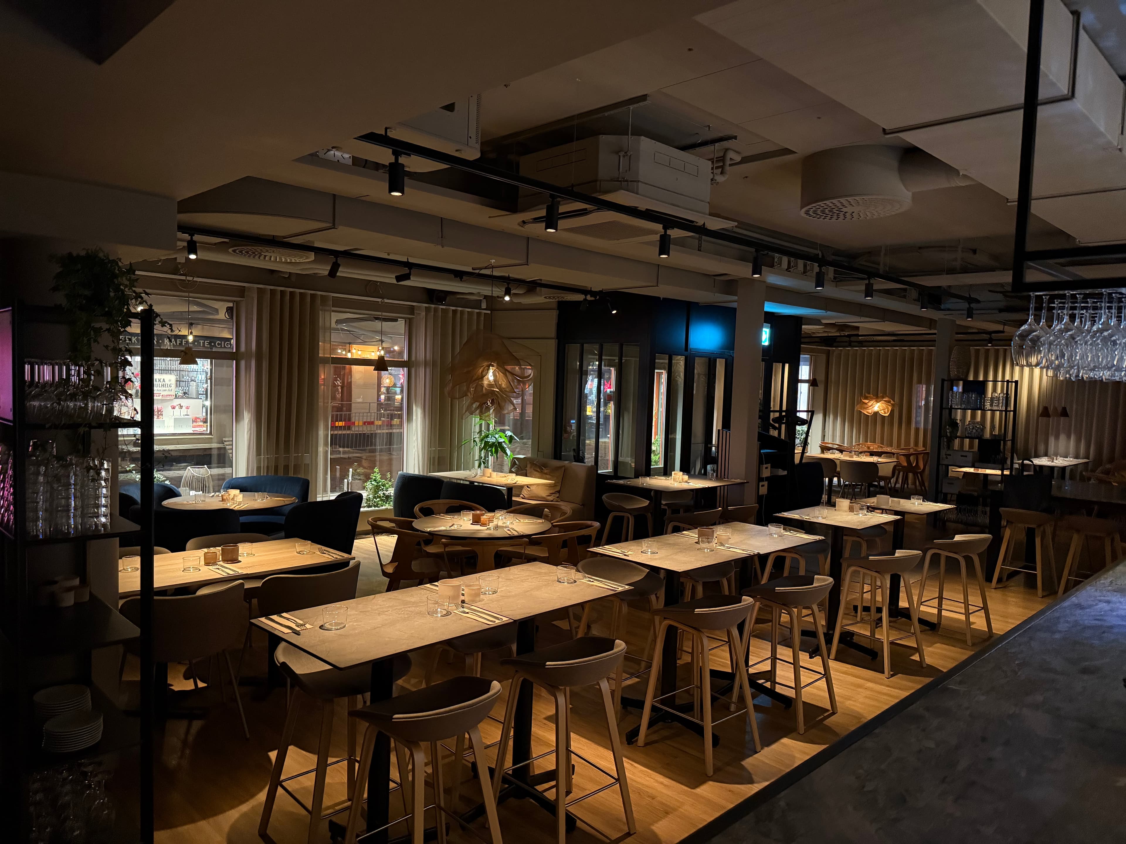 W Welcome — matsal med track lights och stämningsbelysning